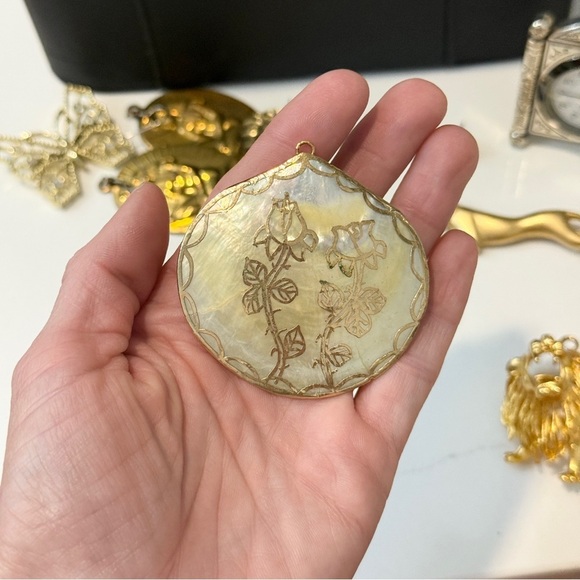 Blue Lagoon House Large Seashell Pendant Gold Overlay - Picture 6 of 6